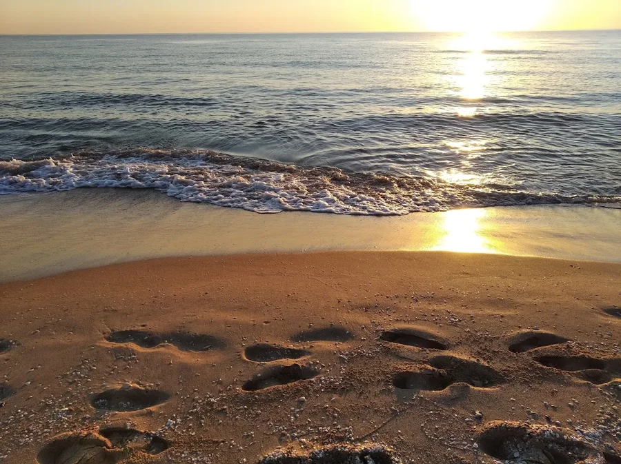 Playa de l'Auir pisadas en la arena